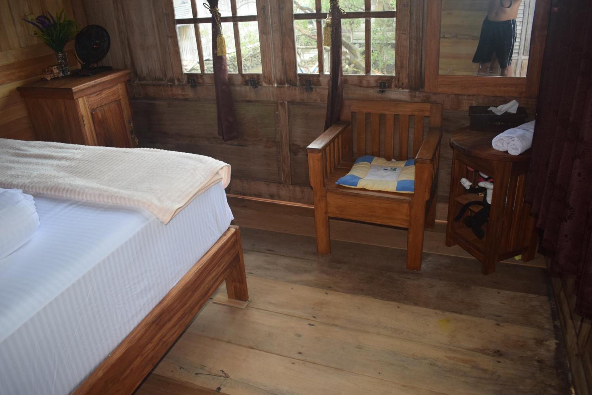 Areef Homestay Kaledupa エクステリア 写真